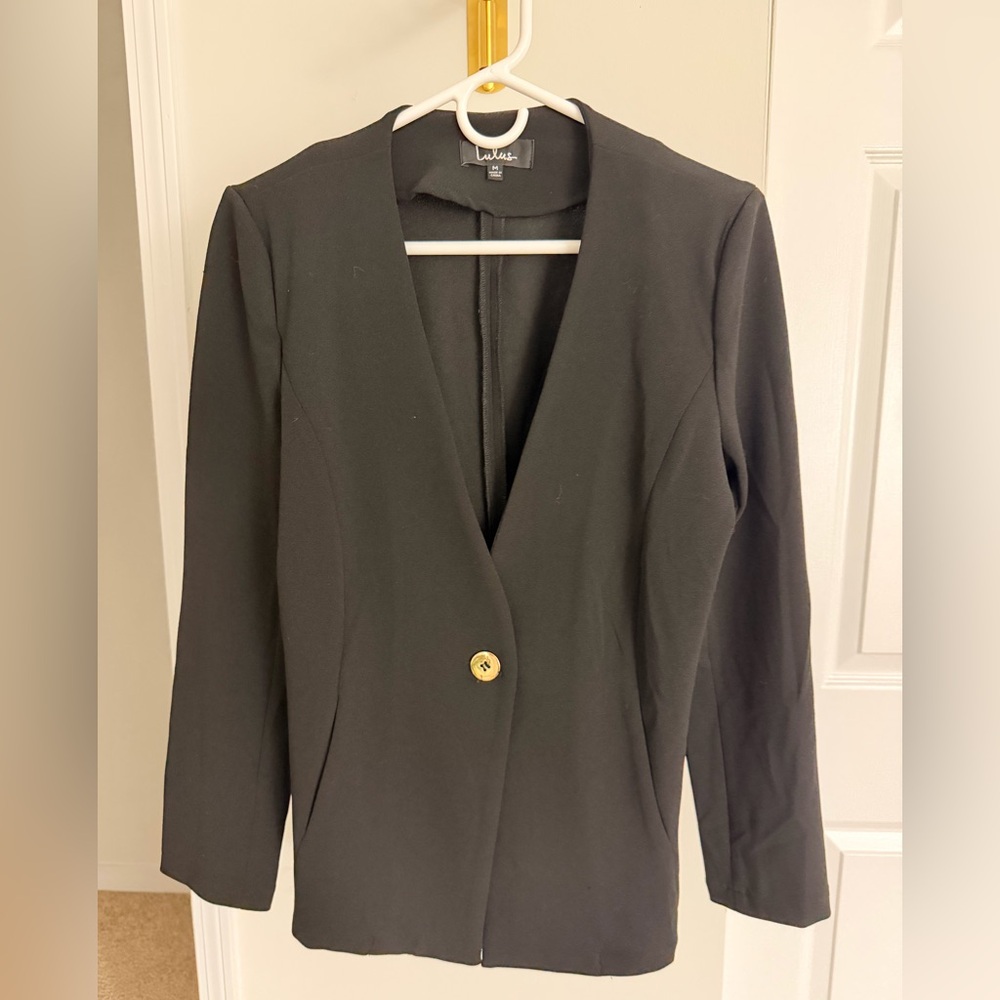 Lulu's Elegant Black Blazer with Gold Button